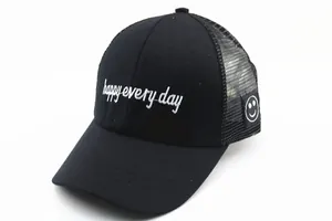 Details einer schwarzen Kinder-Trucker-Mütze mit Mesh und Happy Every Day Stickerei