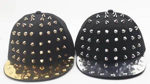 Détail de casquettes snapback hip-hop avec des clous métalliques dorés et argentés sur toile
