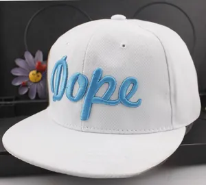 Dettaglio del ricamo blu Dope su un cappellino snapback bianco a tesa piatta
