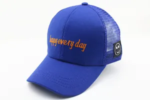 Detail der Stickerei und des Smile-Patches auf der blauen Mesh-Trucker-Cap für Kinder