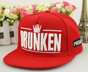 Détail de casquette snapback rouge avec broderie couronne 3D et lettrage DRUNKEN cousu