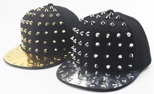 Détail de deux casquettes hip-hop avec pointes métalliques et visières dorées et argentées