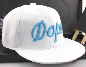 Dettaglio del ricamo Dope blu in rilievo su un cappello snapback bianco stile hip-hop