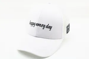 Detail der weißen Mesh-Baseballcap mit happy every day Stickerei und Smiley-Patch