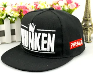 Détail de la casquette snapback noire avec broderie couronne blanche et DRUNKEN