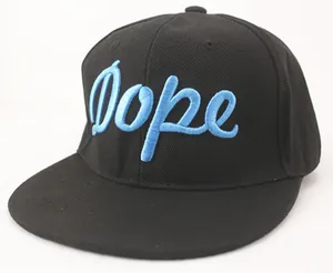 Dettaglio del ricamo 3D blu Dope su cappellino da baseball hip hop nero a tesa piatta