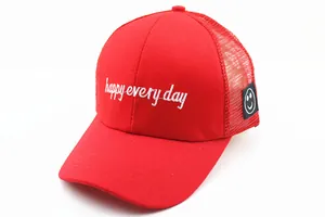 Detail der roten Mesh-Trucker-Cap mit Happy every day Stickerei und Smile-Patch