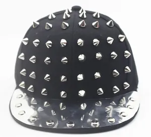 Détail d'une casquette punk noire avec des clous métalliques argentés sur la couronne
