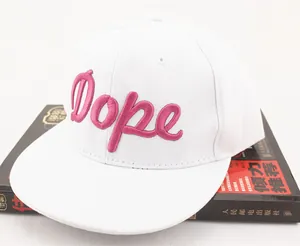 Dettaglio del ricamo rosa Dope su un cappellino hip-hop bianco con visiera piatta