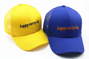 Detail von Baby Trucker Caps mit Smile Stickerei und atmungsaktivem Mesh in Gelb und Blau