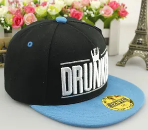Détail de la broderie 3D avec couronne et lettres sur une casquette bicolore pour enfant