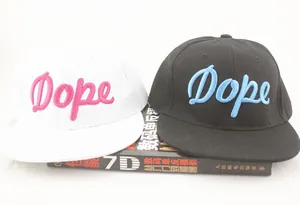 Dettaglio del ricamo 3D Dope sui cappellini streetwear a tesa piatta bianchi e neri