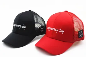 Detail von Mesh-Baseballkappen mit Smile-Patch und Happy-every-day-Stickerei