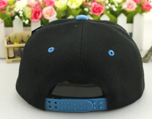 Détail de la fermeture snapback réglable sur la casquette de baseball pour enfants bicolore
