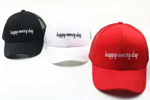 Detailansicht von Kinder-Mesh-Caps mit happy every day Stickerei in Rot Weiß und Schwarz