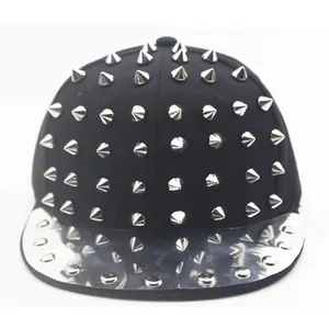 Casquette punk noire avec clous argentés et visière miroir pour un look streetwear