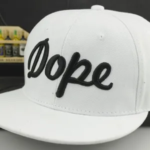 Cappellino da baseball bianco a tesa piatta con ricamo 3D nero Dope in rilievo