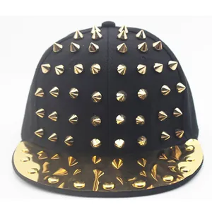 Casquette snapback hip-hop noire avec pointes dorées et visière effet miroir dorée