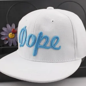 Cappellino snapback bianco a tesa piatta con ricamo Dope 3D azzurro in cotone