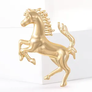 Spilla a forma di cavallo rampante dorata in lega lucida su sfondo bianco moderno