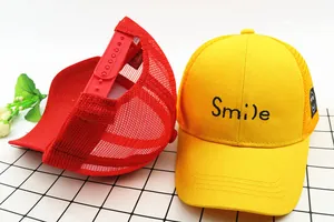 Detailansicht der Mesh-Trucker-Mütze mit Smile-Stickerei und Snapback-Verschluss hinten