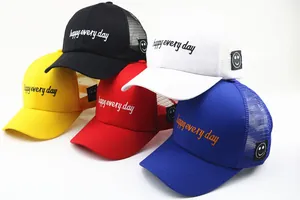 Detailansicht der Mesh-Trucker-Caps in fünf Farben mit Smiley-Stickerei und Happy-Schriftzug