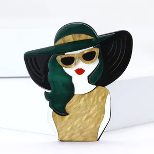 Broche artistique en acrylique pour femme avec chapeau large et cheveux verts sur socle blanc