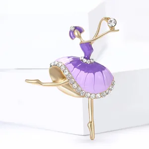 Exquisite goldene Ballett-Mädchen Brosche mit lila Emaille und Kristalldetails