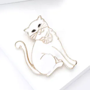 Élégante broche chat en émail blanc avec bords dorés et décor de collier floral