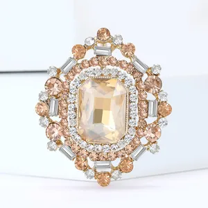 Broche luxueuse en cristal champagne avec pierre précieuse et finition dorée