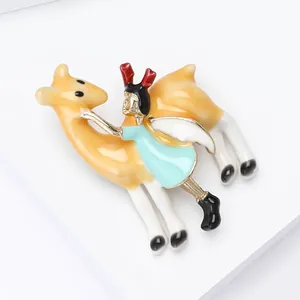 Detail van een cartoon emaille speld met meisje en hert gemaakt van gekleurde legering