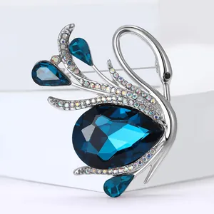 Spilla a cigno color argento con cristallo blu profondo e strass colorati scintillanti