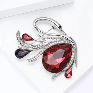 Elegante spilla a cigno con pietra rossa a goccia e cristalli su base in lega argento