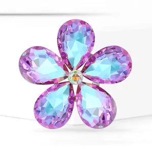 Broche fleur en cristal raffinée aux pétales irisés sur un support minimaliste