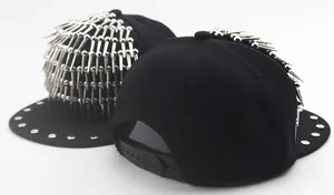 Détails d'une casquette snapback punk noire avec clous argentés et pendentifs en métal