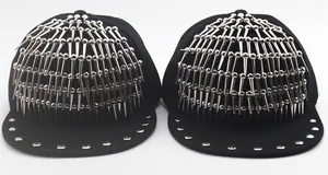 Détails de casquettes snapback noires ornées de rivets punk argentés et style hip-hop