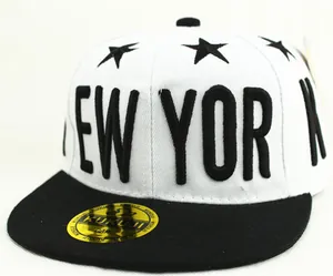Detalle del bordado 3D NEW YORK y la estrella negra en gorra de béisbol blanca