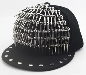 Détail de la casquette punk noire avec des pointes métalliques et rivets argentés