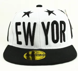 Gorra de béisbol para niños bicolor con bordado de New York y estrellas negras