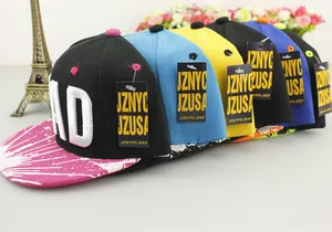 Detalle de gorras MAD snapback de colores con bordado 3D y visera estilo graffiti