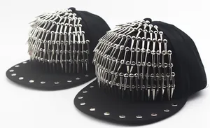 Détails des pointes métalliques et rivets argentés sur une casquette punk noire snapback