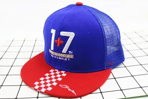 Dettaglio ravvicinato del cappello trucker blu con motivo a scacchi rosso e ricami
