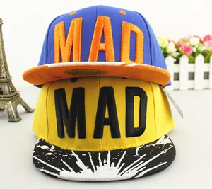 Primer plano del bordado 3D MAD y el patrón de salpicaduras en gorras snapback niños