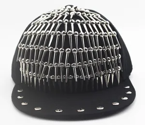 Détail de couronne de casquette snapback noire avec pointes punk argentées et rivets