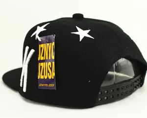 Detalle de gorra snapback negra con bordado de estrella blanca y hebilla ajustable