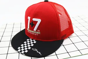 Dettaglio cappello trucker rosso con ricamo 3D e motivo a scacchi sulla visiera