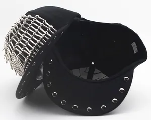 Détail d'une casquette hip-hop noire avec pointes métalliques et rivets sur le bord