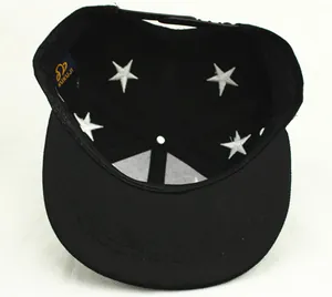 Detalle del interior de la gorra con estrellas blancas bordadas y etiqueta de marca azul