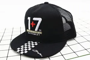 Dettaglio cappello trucker bambino con ricamo 1+7 TH e motivo a scacchi sulla visiera