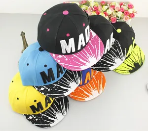 Detalle del bordado MAD y diseño de pintura en varias gorras snapback